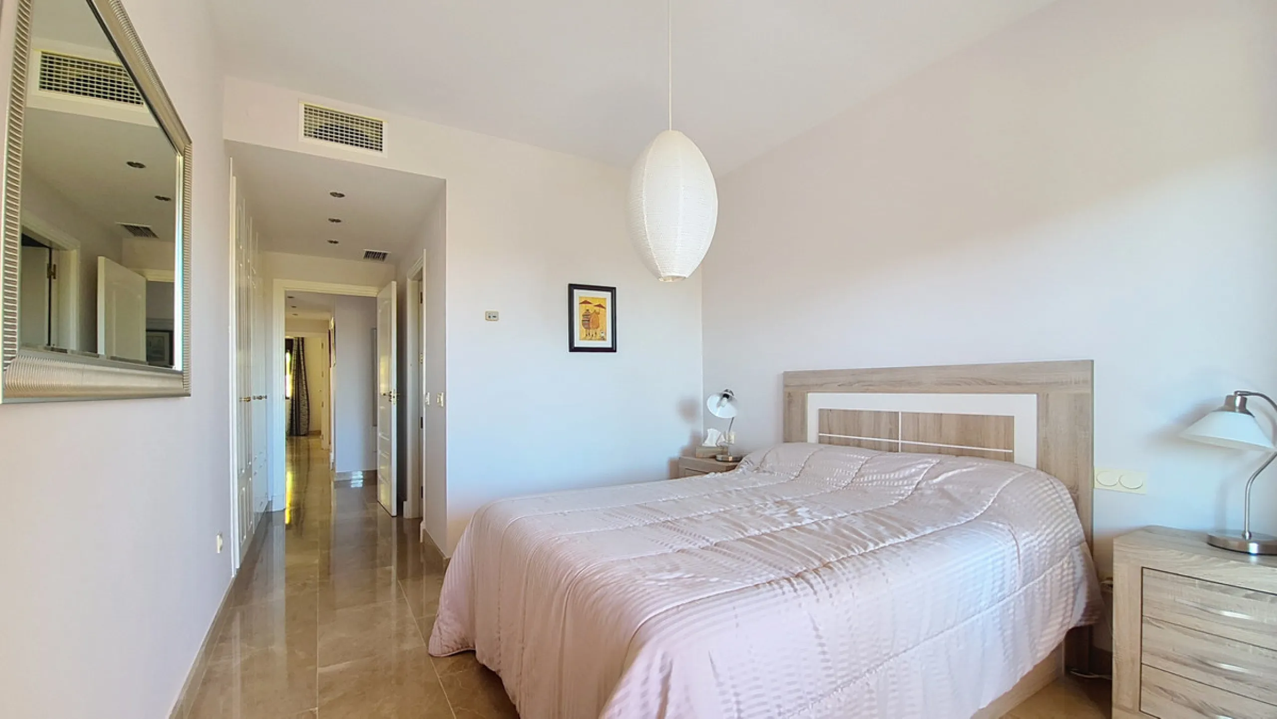 Located in a prestigious residential area close to the Duquesa marina, this apartment offers beautiful views of the sea and the golf course.