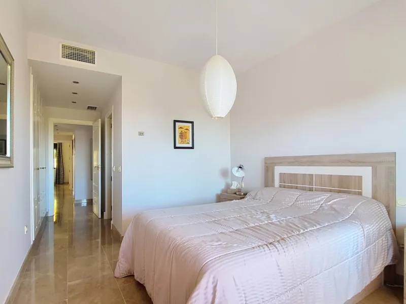 Located in a prestigious residential area close to the Duquesa marina, this apartment offers beautiful views of the sea and the golf course.
