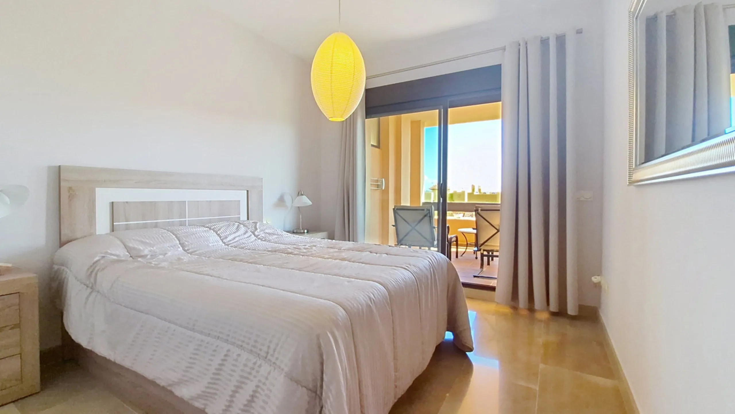 Located in a prestigious residential area close to the Duquesa marina, this apartment offers beautiful views of the sea and the golf course.