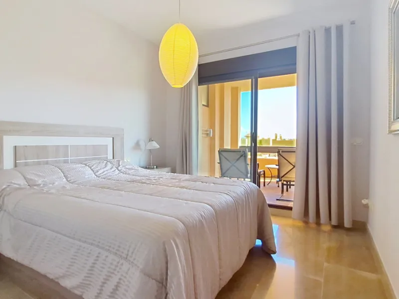 Located in a prestigious residential area close to the Duquesa marina, this apartment offers beautiful views of the sea and the golf course.