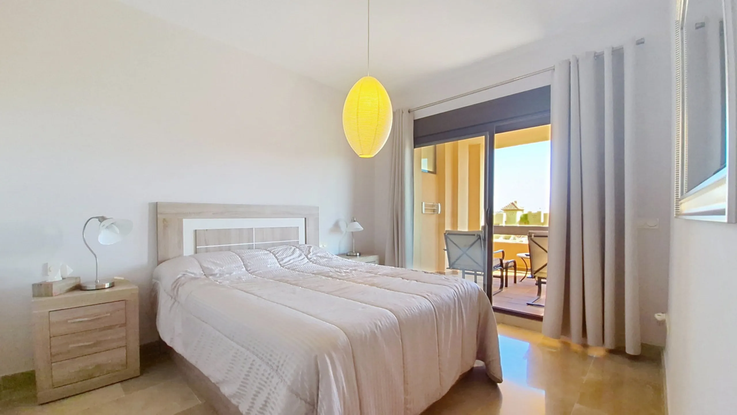 Located in a prestigious residential area close to the Duquesa marina, this apartment offers beautiful views of the sea and the golf course.