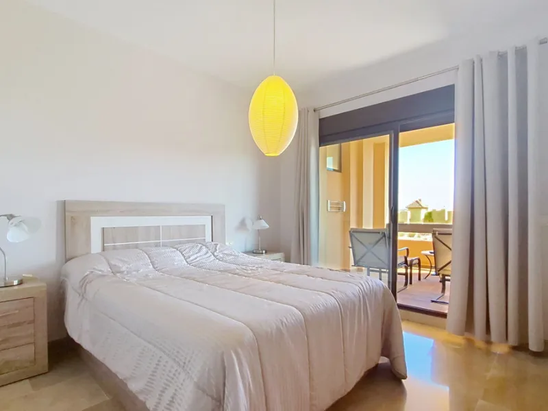 Located in a prestigious residential area close to the Duquesa marina, this apartment offers beautiful views of the sea and the golf course.