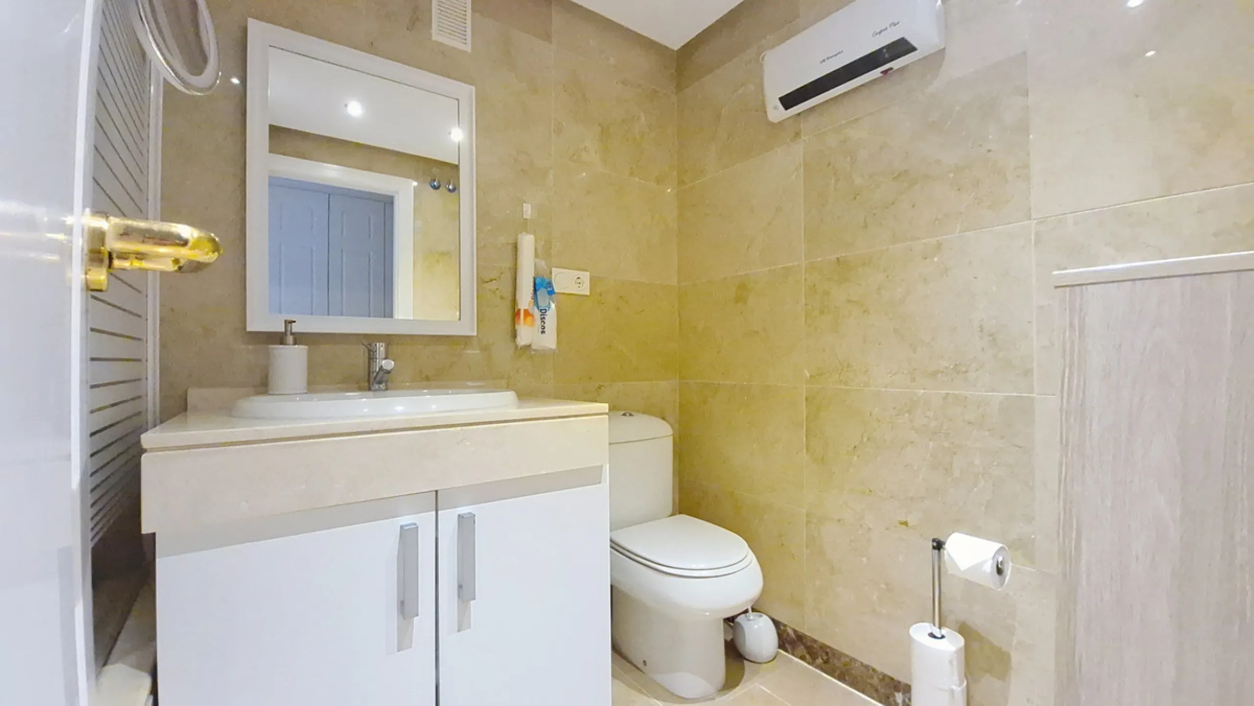 Located in a prestigious residential area close to the Duquesa marina, this apartment offers beautiful views of the sea and the golf course.