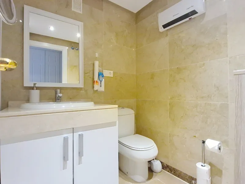 Located in a prestigious residential area close to the Duquesa marina, this apartment offers beautiful views of the sea and the golf course.