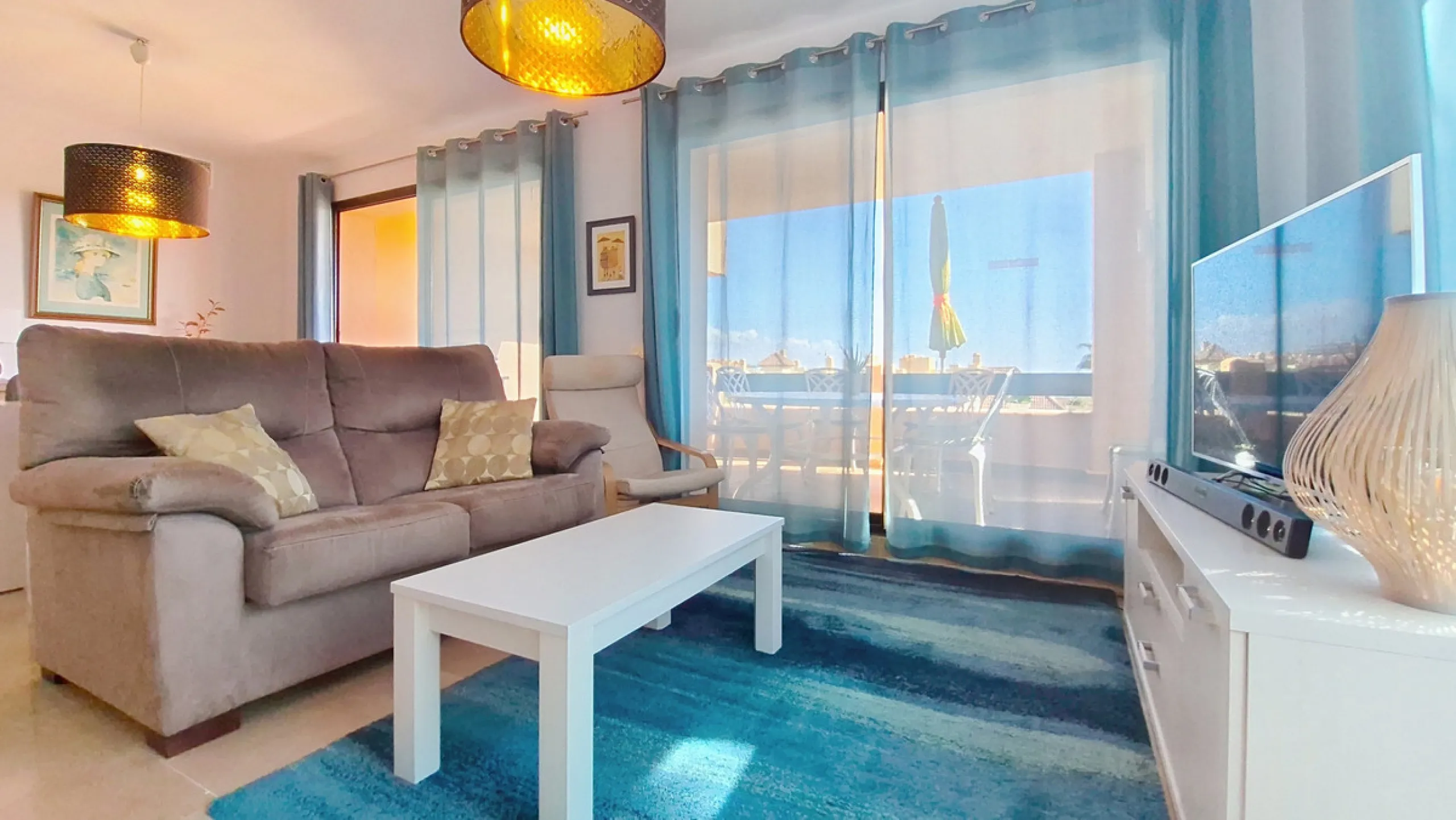 Located in a prestigious residential area close to the Duquesa marina, this apartment offers beautiful views of the sea and the golf course.