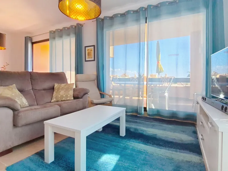 Located in a prestigious residential area close to the Duquesa marina, this apartment offers beautiful views of the sea and the golf course.