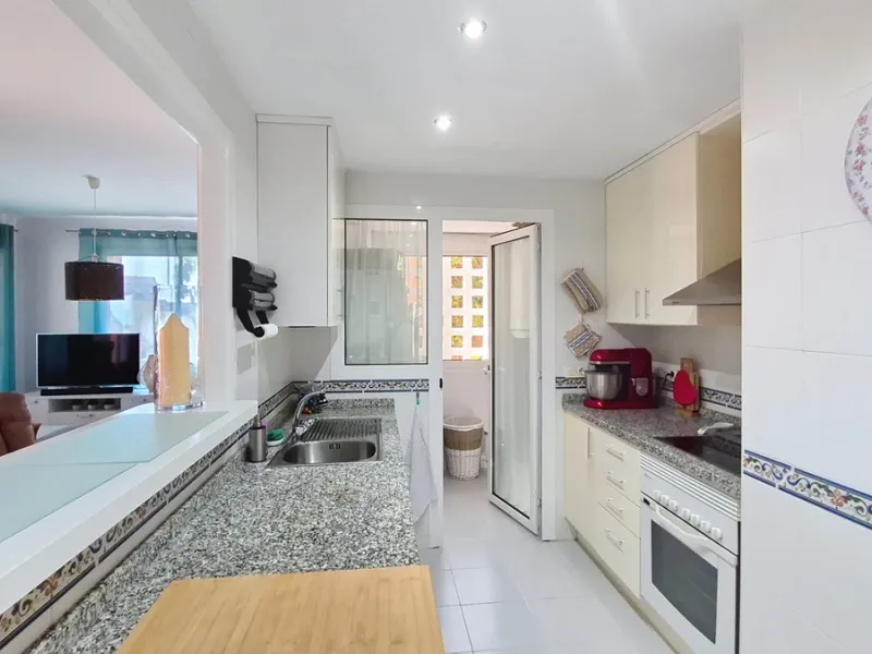 Located in a prestigious residential area close to the Duquesa marina, this apartment offers beautiful views of the sea and the golf course.