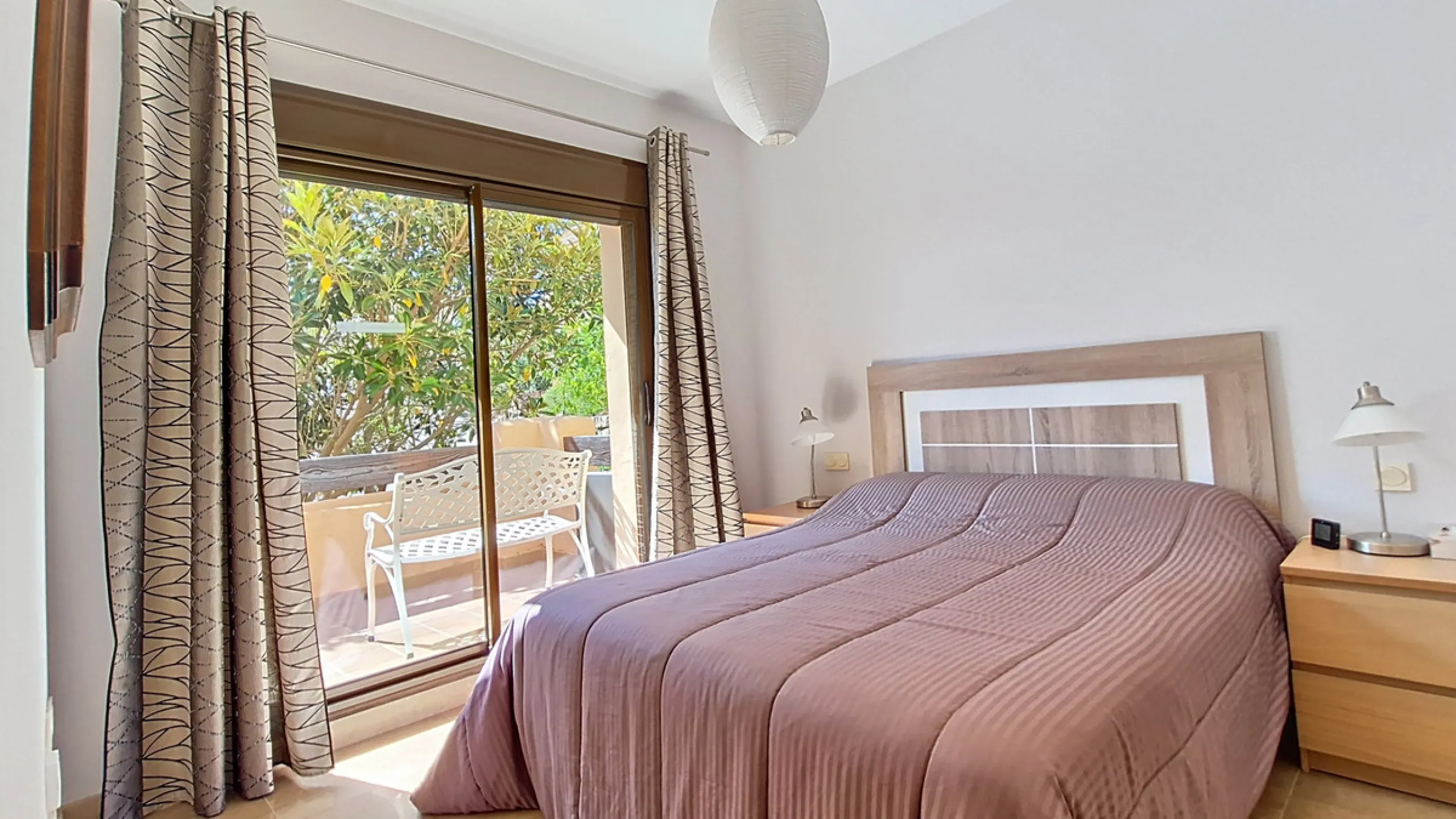 Located in a prestigious residential area close to the Duquesa marina, this apartment offers beautiful views of the sea and the golf course.