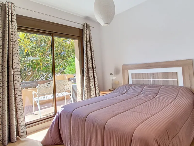 Located in a prestigious residential area close to the Duquesa marina, this apartment offers beautiful views of the sea and the golf course.