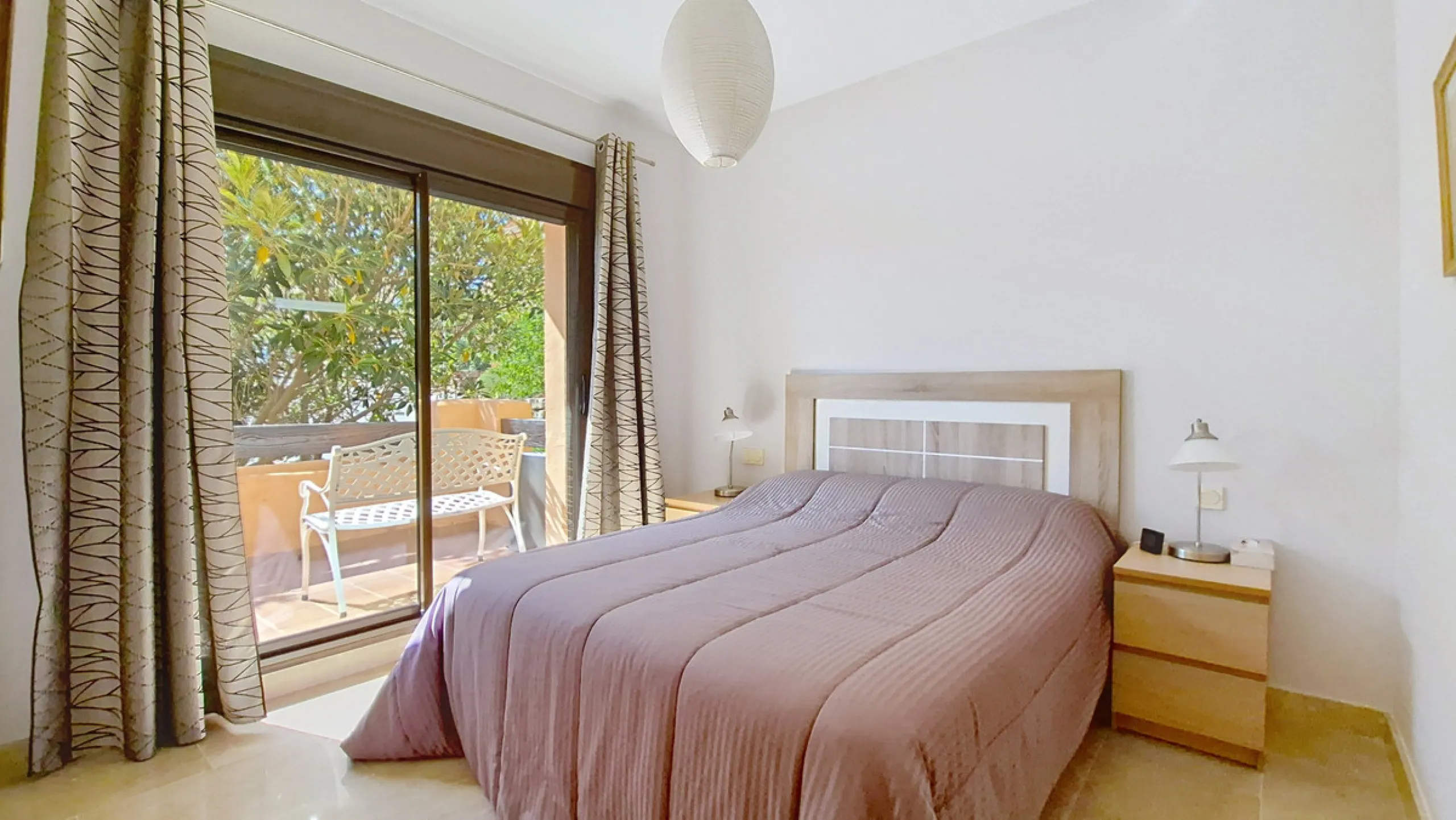 Located in a prestigious residential area close to the Duquesa marina, this apartment offers beautiful views of the sea and the golf course.