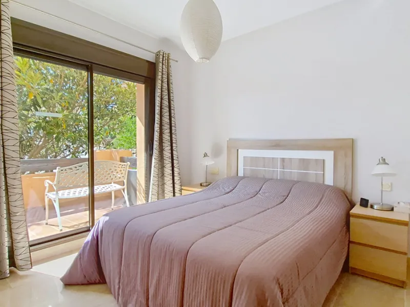 Located in a prestigious residential area close to the Duquesa marina, this apartment offers beautiful views of the sea and the golf course.