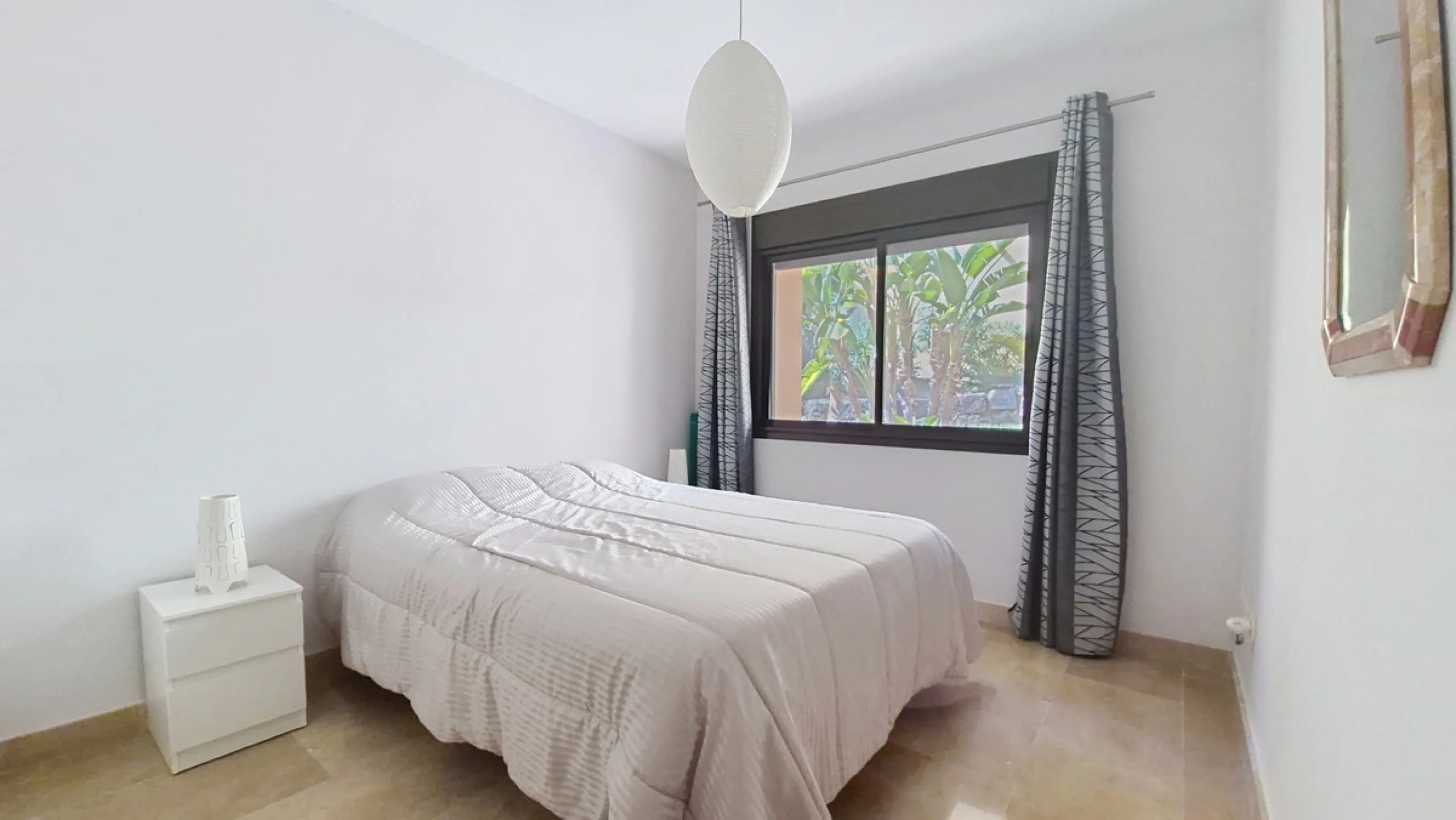 Located in a prestigious residential area close to the Duquesa marina, this apartment offers beautiful views of the sea and the golf course.