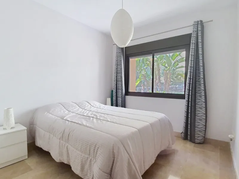 Located in a prestigious residential area close to the Duquesa marina, this apartment offers beautiful views of the sea and the golf course.