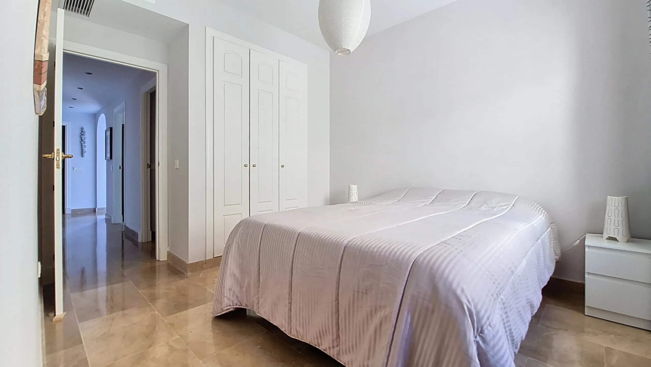 Located in a prestigious residential area close to the Duquesa marina, this apartment offers beautiful views of the sea and the golf course.