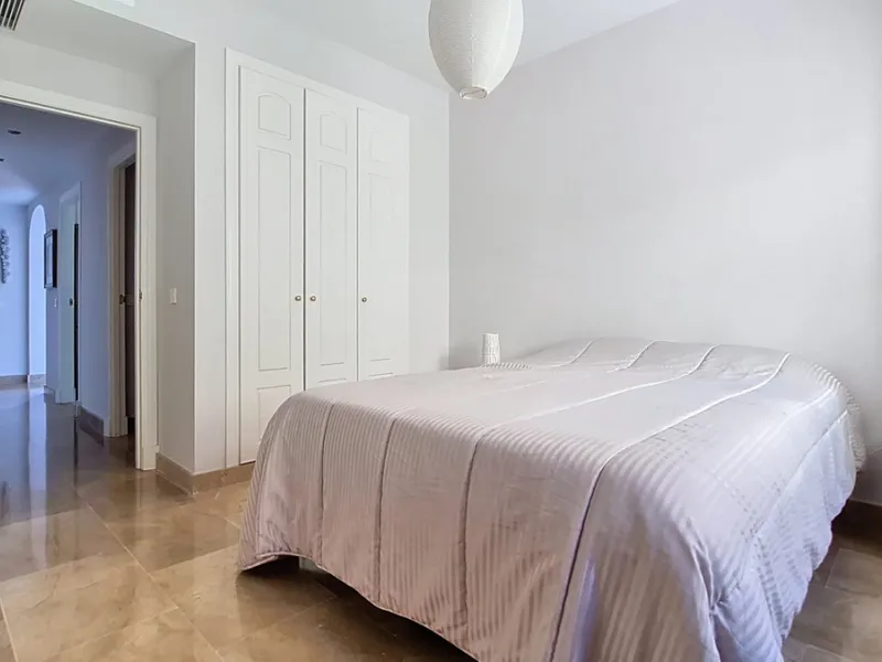 Located in a prestigious residential area close to the Duquesa marina, this apartment offers beautiful views of the sea and the golf course.