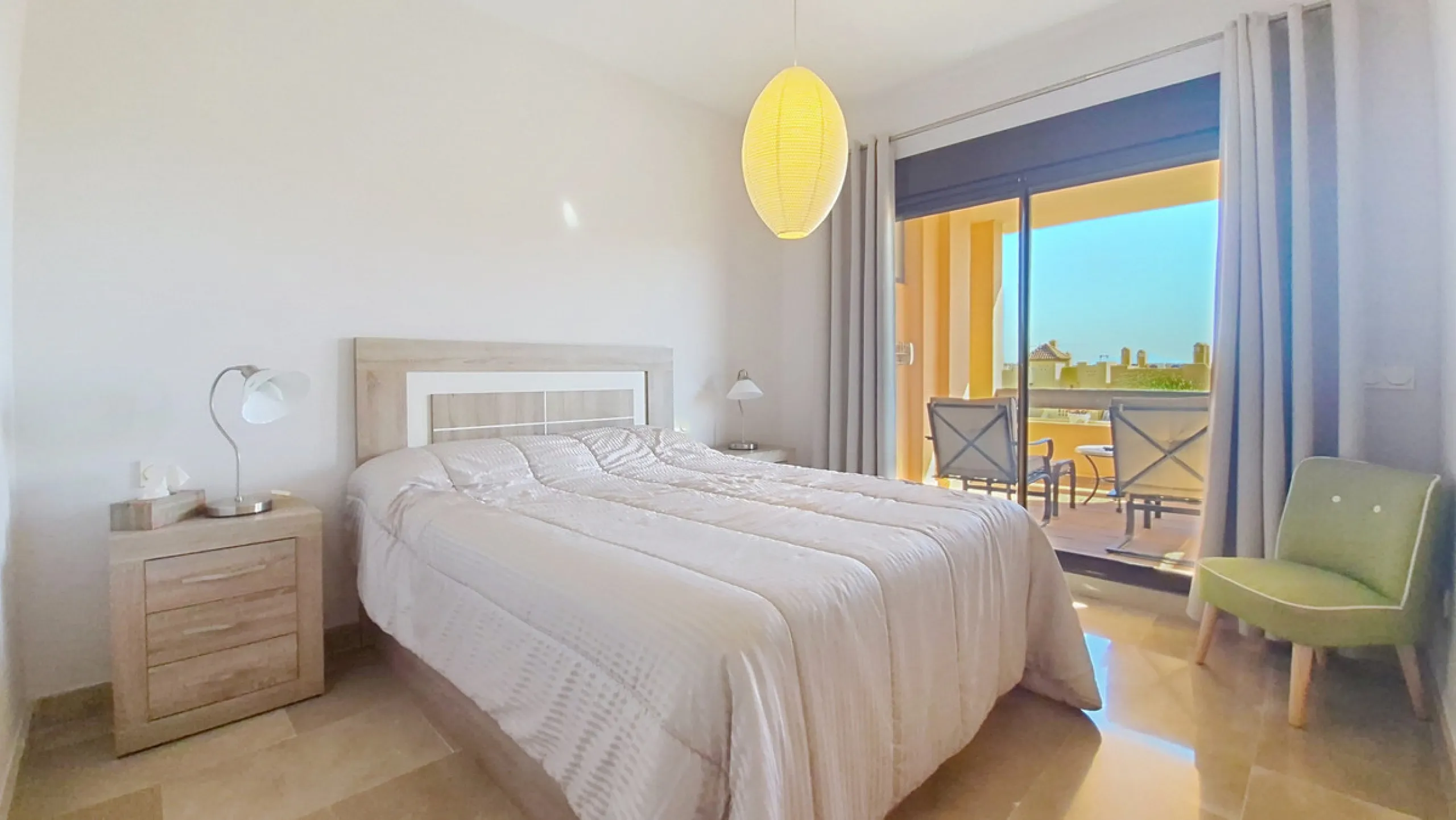 Located in a prestigious residential area close to the Duquesa marina, this apartment offers beautiful views of the sea and the golf course.