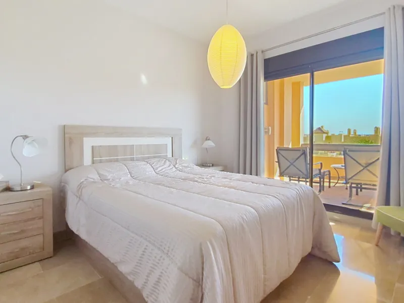 Located in a prestigious residential area close to the Duquesa marina, this apartment offers beautiful views of the sea and the golf course.