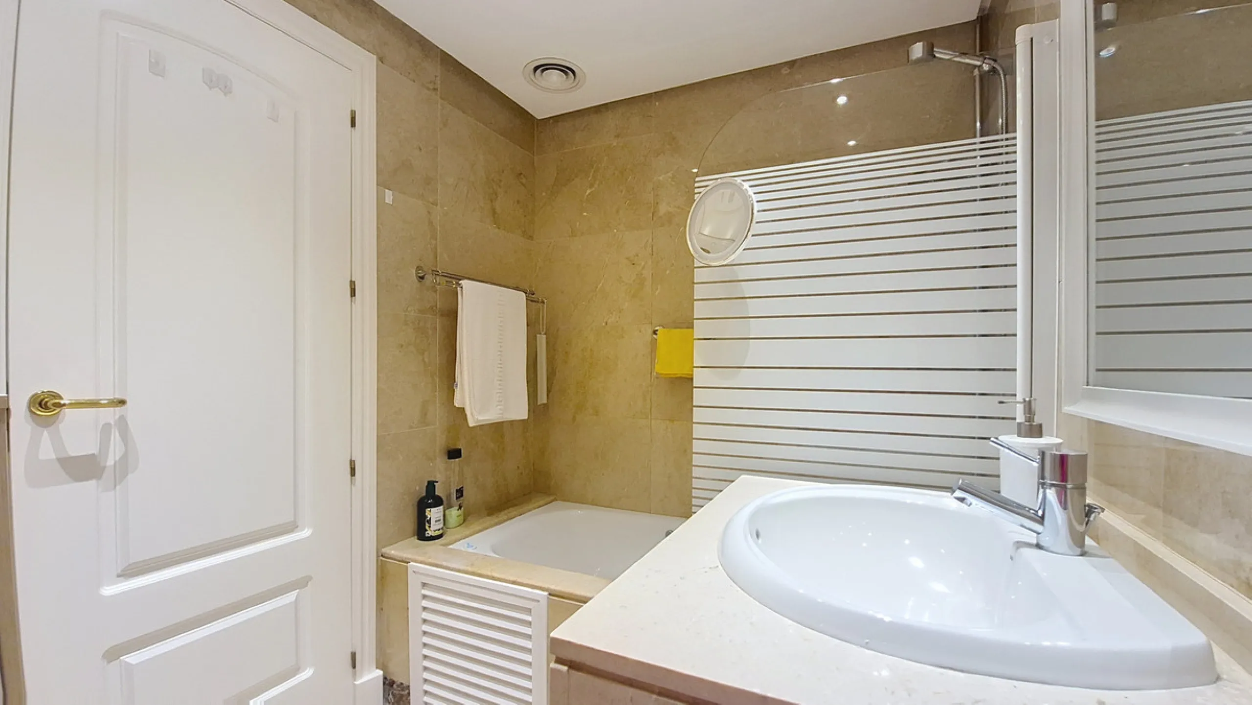 Located in a prestigious residential area close to the Duquesa marina, this apartment offers beautiful views of the sea and the golf course.