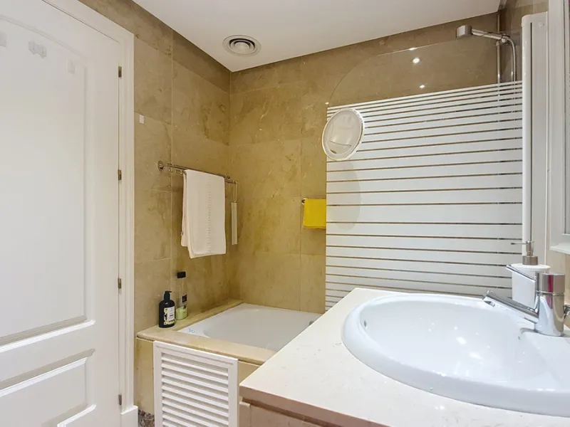 Located in a prestigious residential area close to the Duquesa marina, this apartment offers beautiful views of the sea and the golf course.