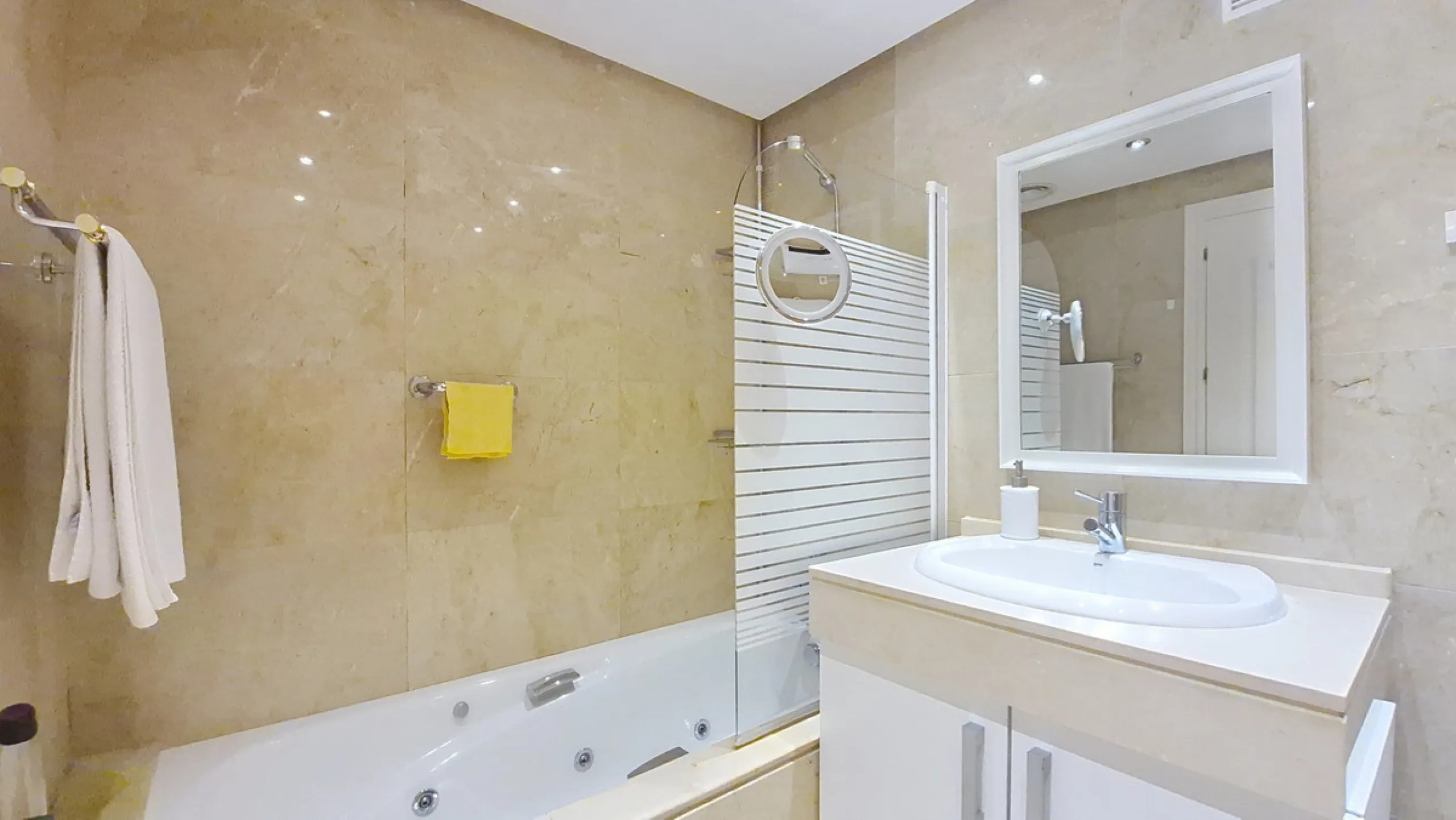 Located in a prestigious residential area close to the Duquesa marina, this apartment offers beautiful views of the sea and the golf course.