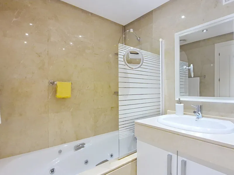 Located in a prestigious residential area close to the Duquesa marina, this apartment offers beautiful views of the sea and the golf course.