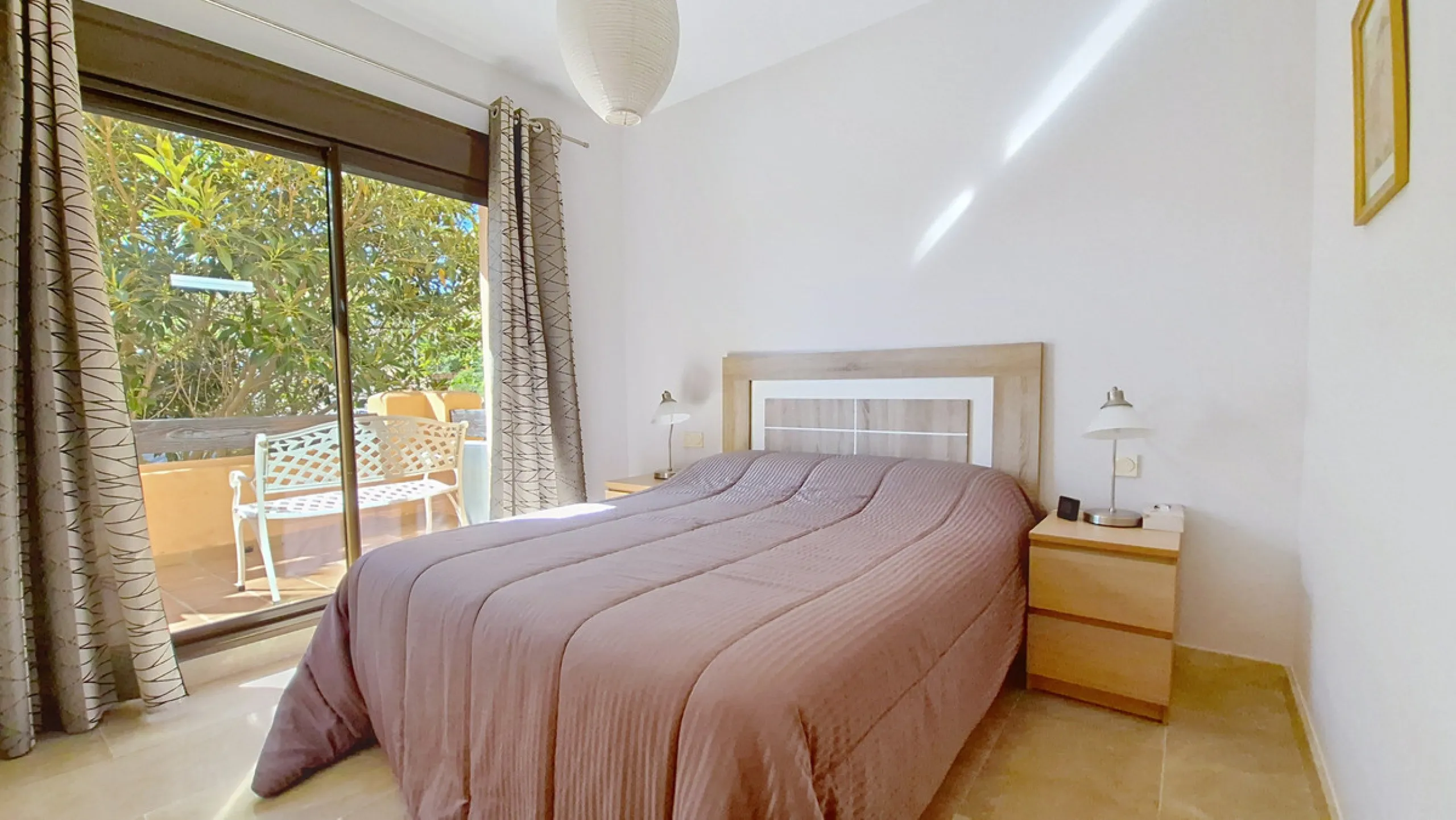 Located in a prestigious residential area close to the Duquesa marina, this apartment offers beautiful views of the sea and the golf course.
