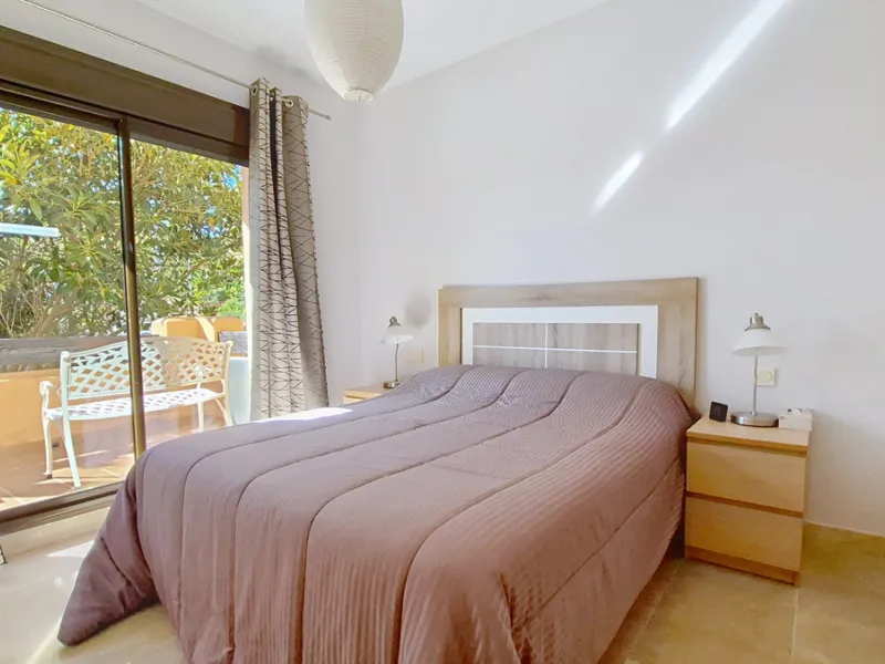 Located in a prestigious residential area close to the Duquesa marina, this apartment offers beautiful views of the sea and the golf course.