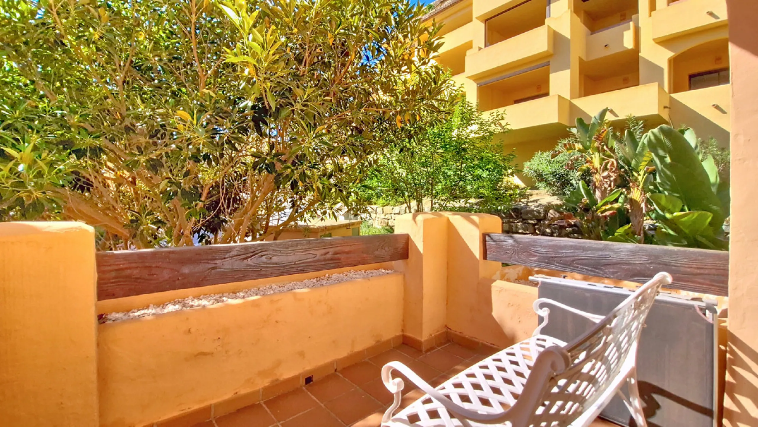 Located in a prestigious residential area close to the Duquesa marina, this apartment offers beautiful views of the sea and the golf course.