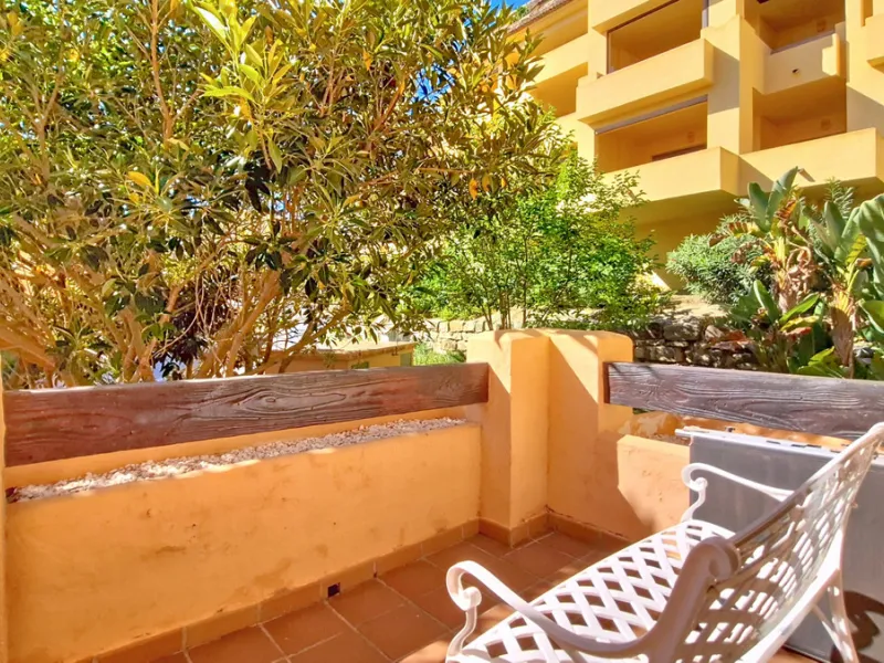Located in a prestigious residential area close to the Duquesa marina, this apartment offers beautiful views of the sea and the golf course.