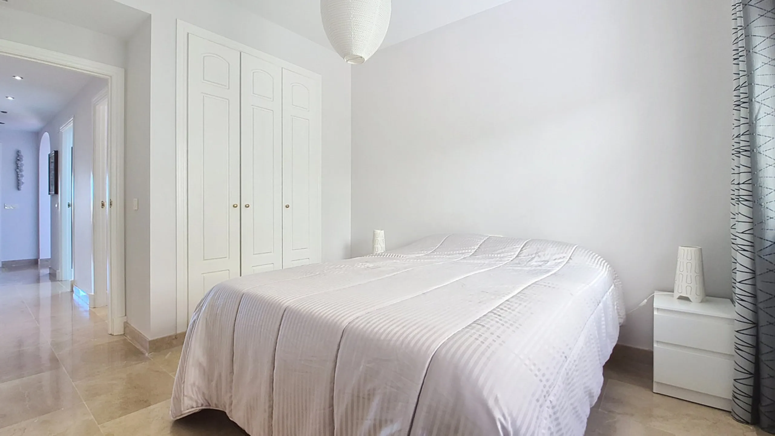 Located in a prestigious residential area close to the Duquesa marina, this apartment offers beautiful views of the sea and the golf course.