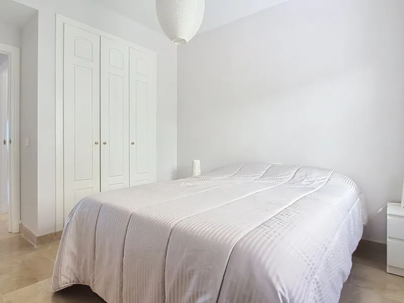 Located in a prestigious residential area close to the Duquesa marina, this apartment offers beautiful views of the sea and the golf course.