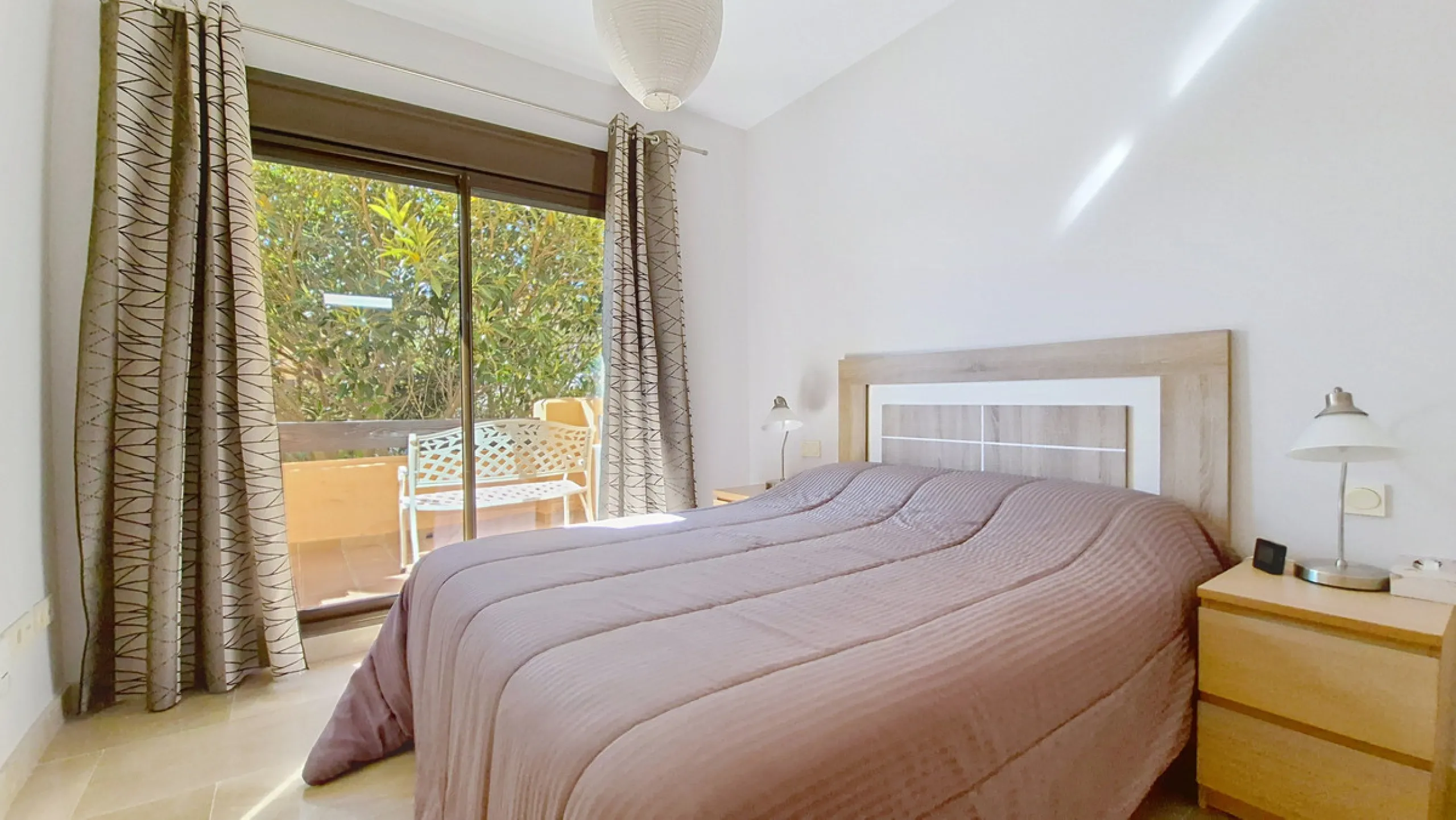 Located in a prestigious residential area close to the Duquesa marina, this apartment offers beautiful views of the sea and the golf course.