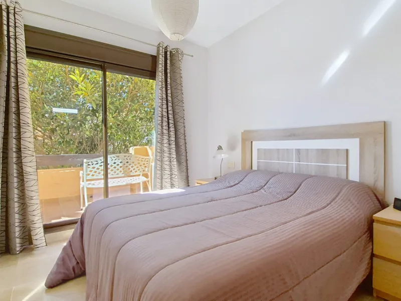 Located in a prestigious residential area close to the Duquesa marina, this apartment offers beautiful views of the sea and the golf course.