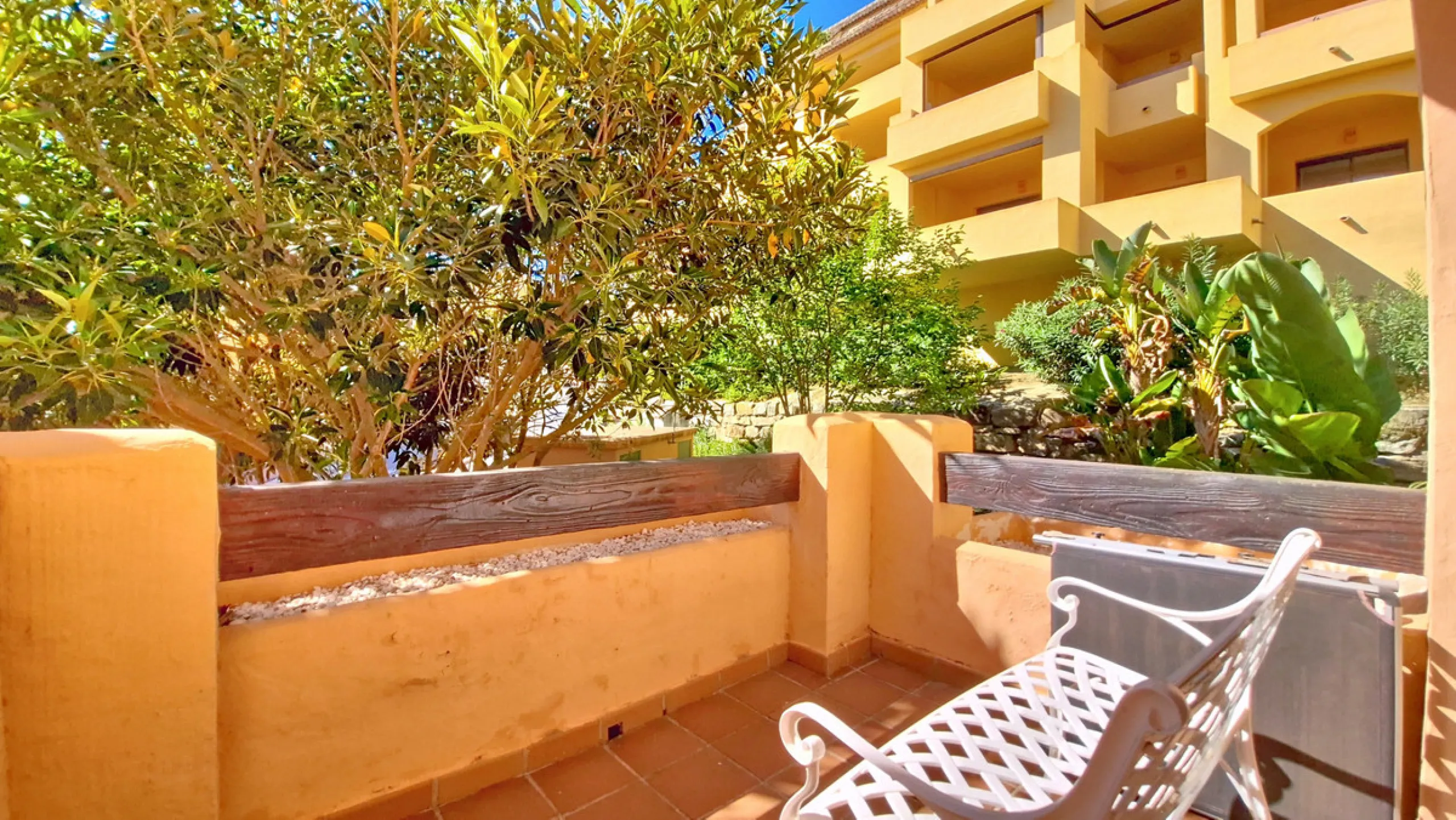 Located in a prestigious residential area close to the Duquesa marina, this apartment offers beautiful views of the sea and the golf course.