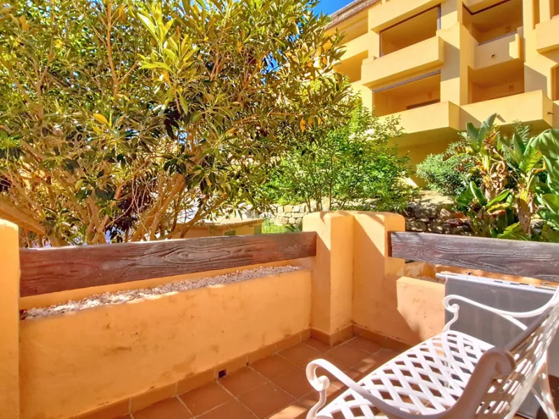 Located in a prestigious residential area close to the Duquesa marina, this apartment offers beautiful views of the sea and the golf course.