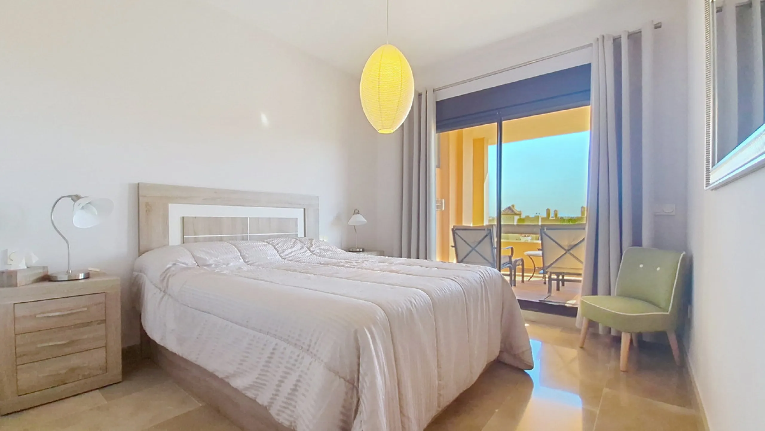 Located in a prestigious residential area close to the Duquesa marina, this apartment offers beautiful views of the sea and the golf course.