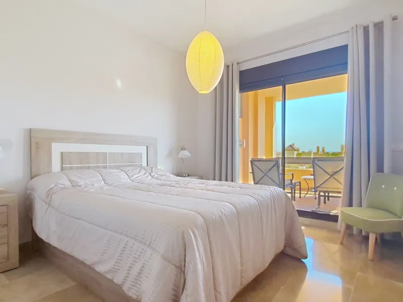 Located in a prestigious residential area close to the Duquesa marina, this apartment offers beautiful views of the sea and the golf course.