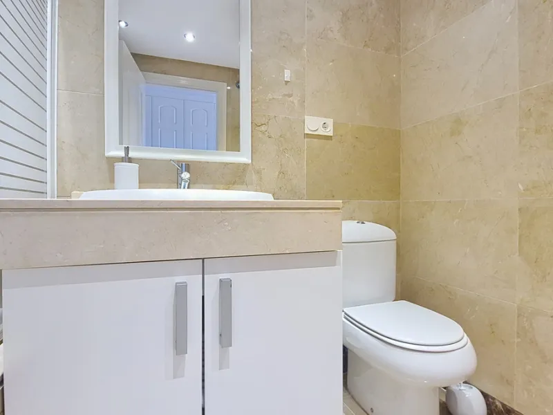 Located in a prestigious residential area close to the Duquesa marina, this apartment offers beautiful views of the sea and the golf course.