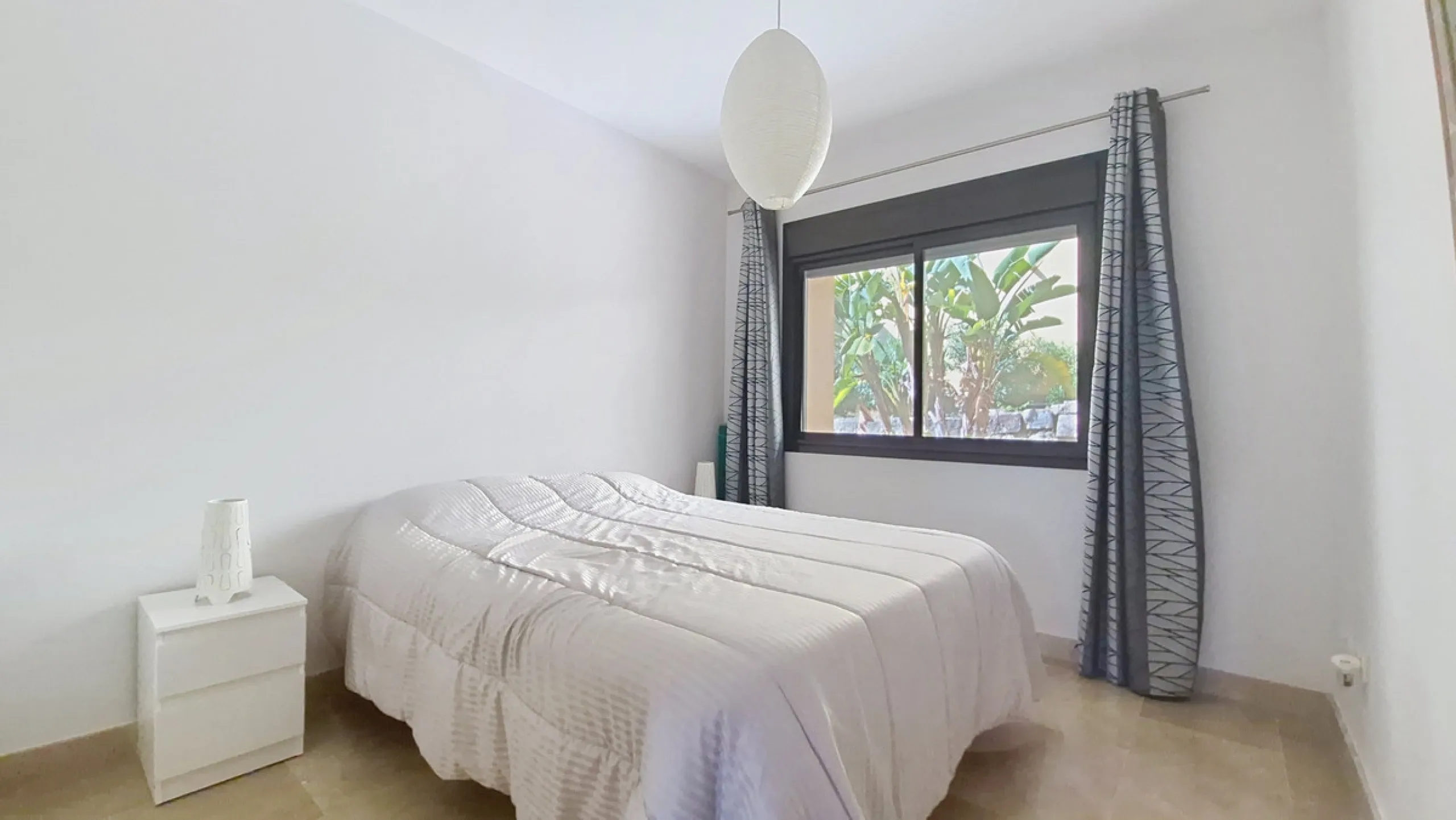 Located in a prestigious residential area close to the Duquesa marina, this apartment offers beautiful views of the sea and the golf course.