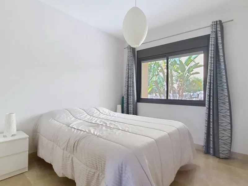 Located in a prestigious residential area close to the Duquesa marina, this apartment offers beautiful views of the sea and the golf course.