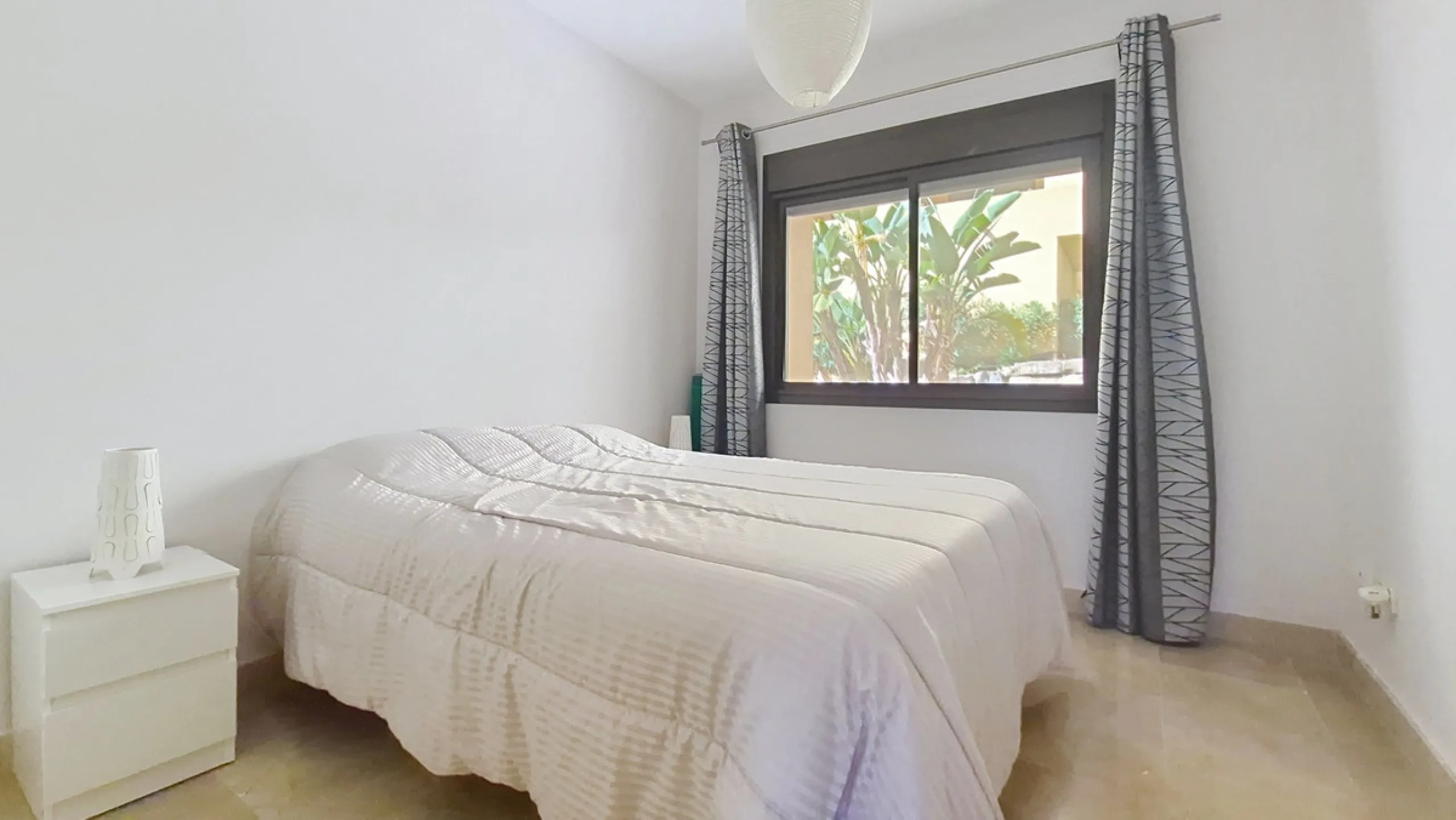 Located in a prestigious residential area close to the Duquesa marina, this apartment offers beautiful views of the sea and the golf course.