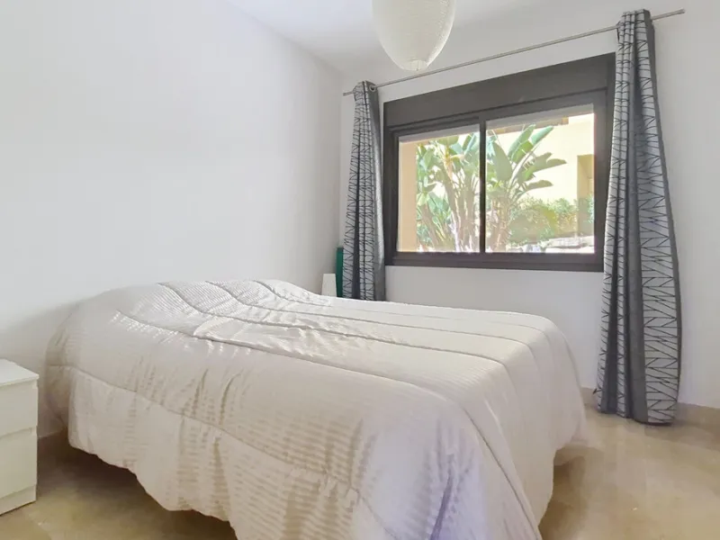 Located in a prestigious residential area close to the Duquesa marina, this apartment offers beautiful views of the sea and the golf course.