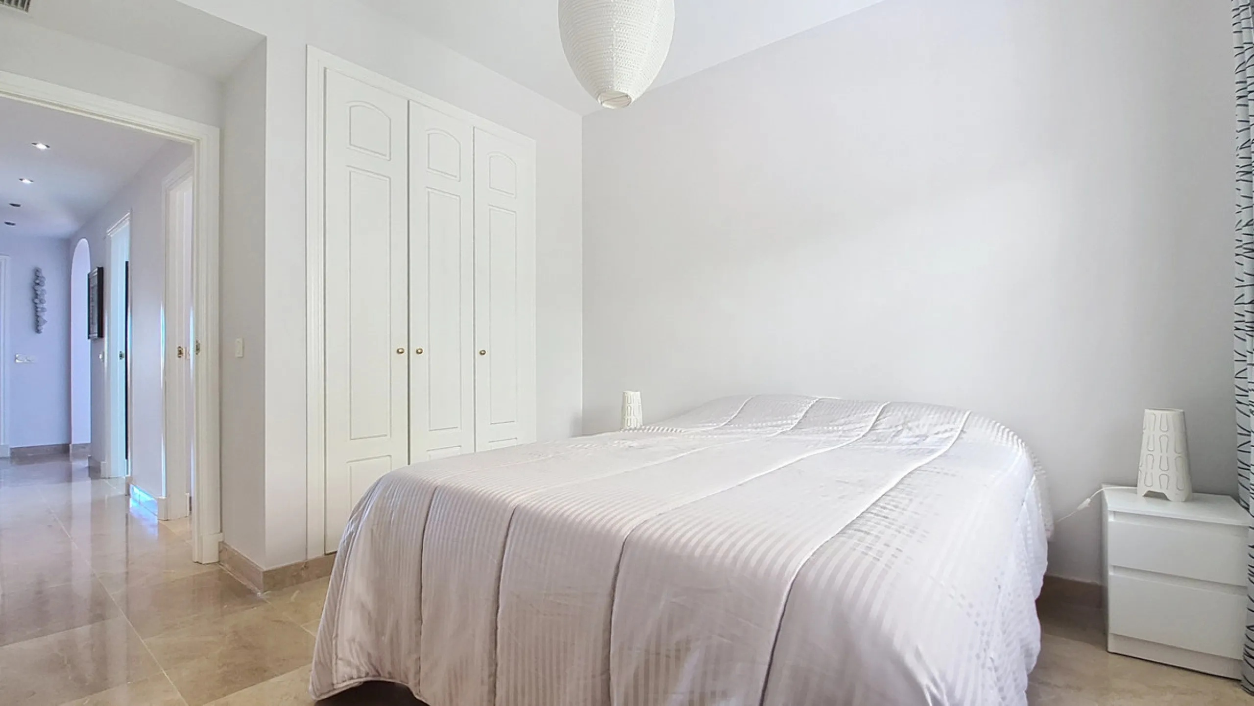 Located in a prestigious residential area close to the Duquesa marina, this apartment offers beautiful views of the sea and the golf course.