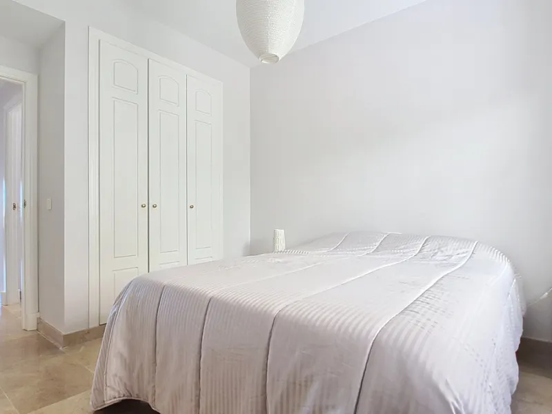 Located in a prestigious residential area close to the Duquesa marina, this apartment offers beautiful views of the sea and the golf course.