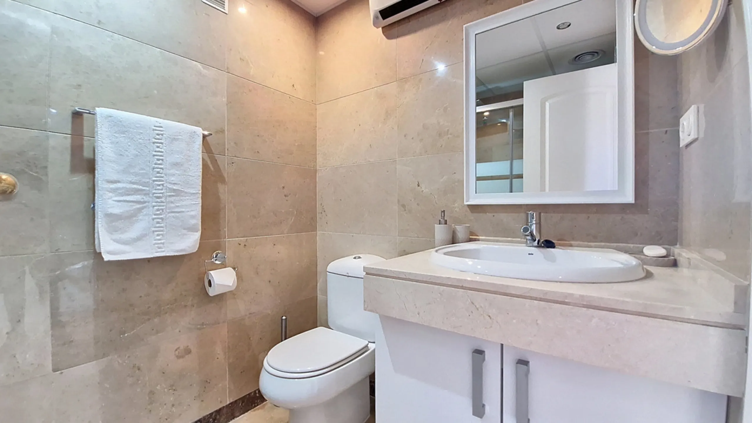 Located in a prestigious residential area close to the Duquesa marina, this apartment offers beautiful views of the sea and the golf course.