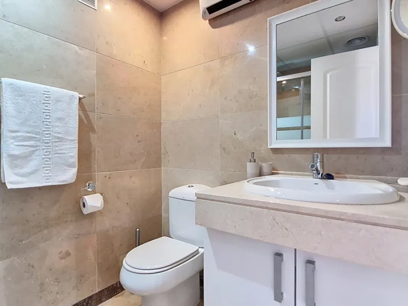 Located in a prestigious residential area close to the Duquesa marina, this apartment offers beautiful views of the sea and the golf course.