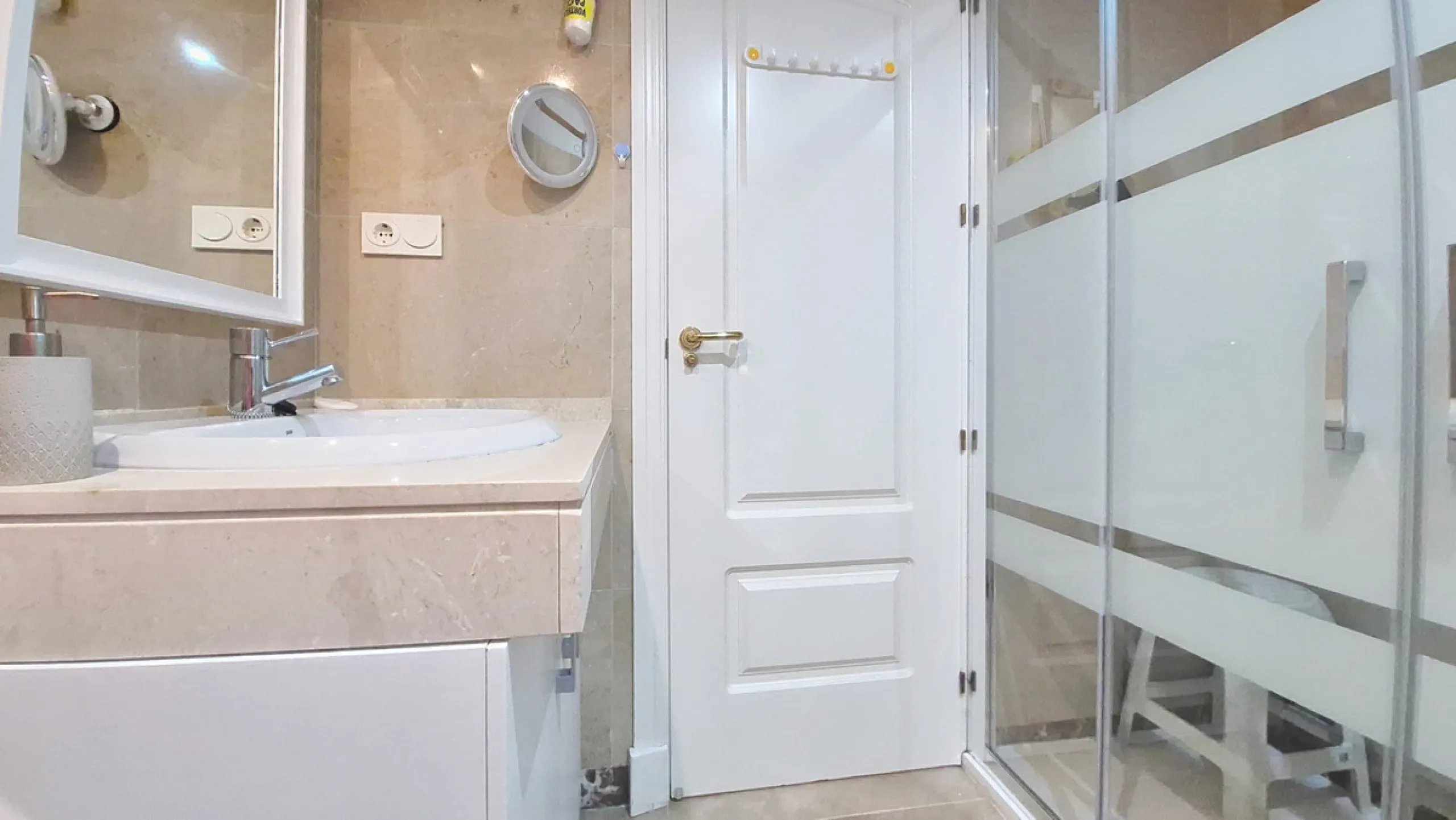 Located in a prestigious residential area close to the Duquesa marina, this apartment offers beautiful views of the sea and the golf course.