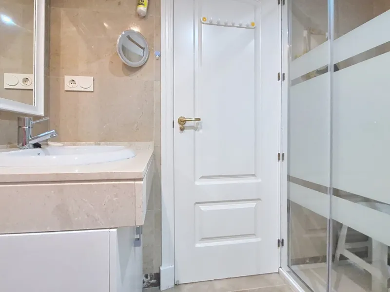 Located in a prestigious residential area close to the Duquesa marina, this apartment offers beautiful views of the sea and the golf course.