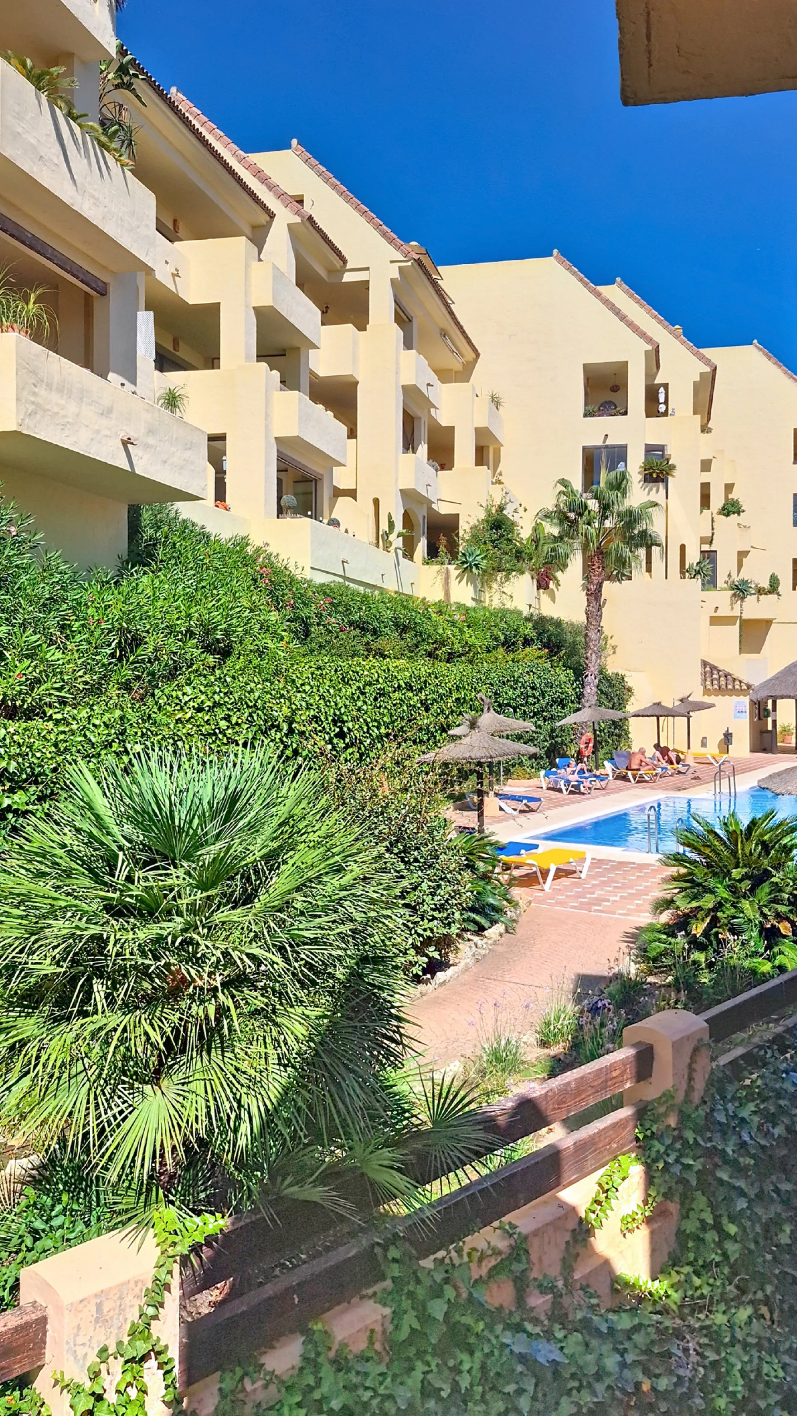 Located in a prestigious residential area close to the Duquesa marina, this apartment offers beautiful views of the sea and the golf course.