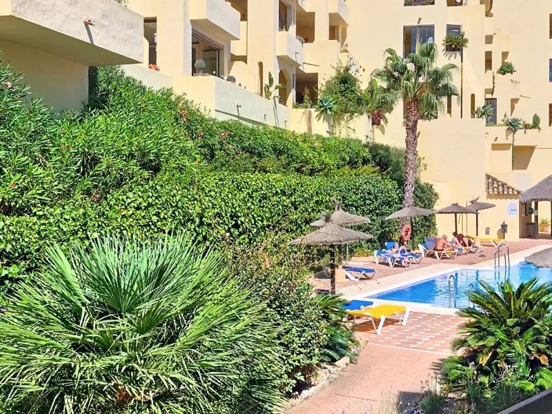 Located in a prestigious residential area close to the Duquesa marina, this apartment offers beautiful views of the sea and the golf course.